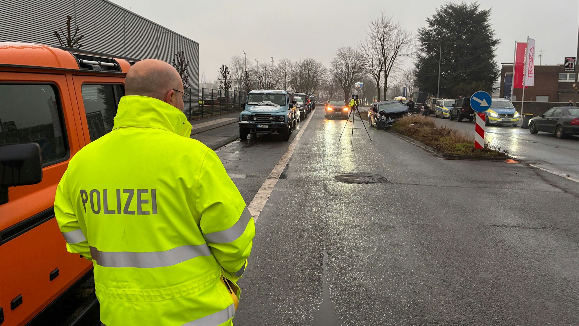 Auf der Flucht vor der Polizei landete ein Autofahrer mit seinem Wagen am Donnerstag (29. Januar 2026) auf der Robert-Perthel-Straße in Köln-Bilderstöckchen auf einer Mittelinsel.