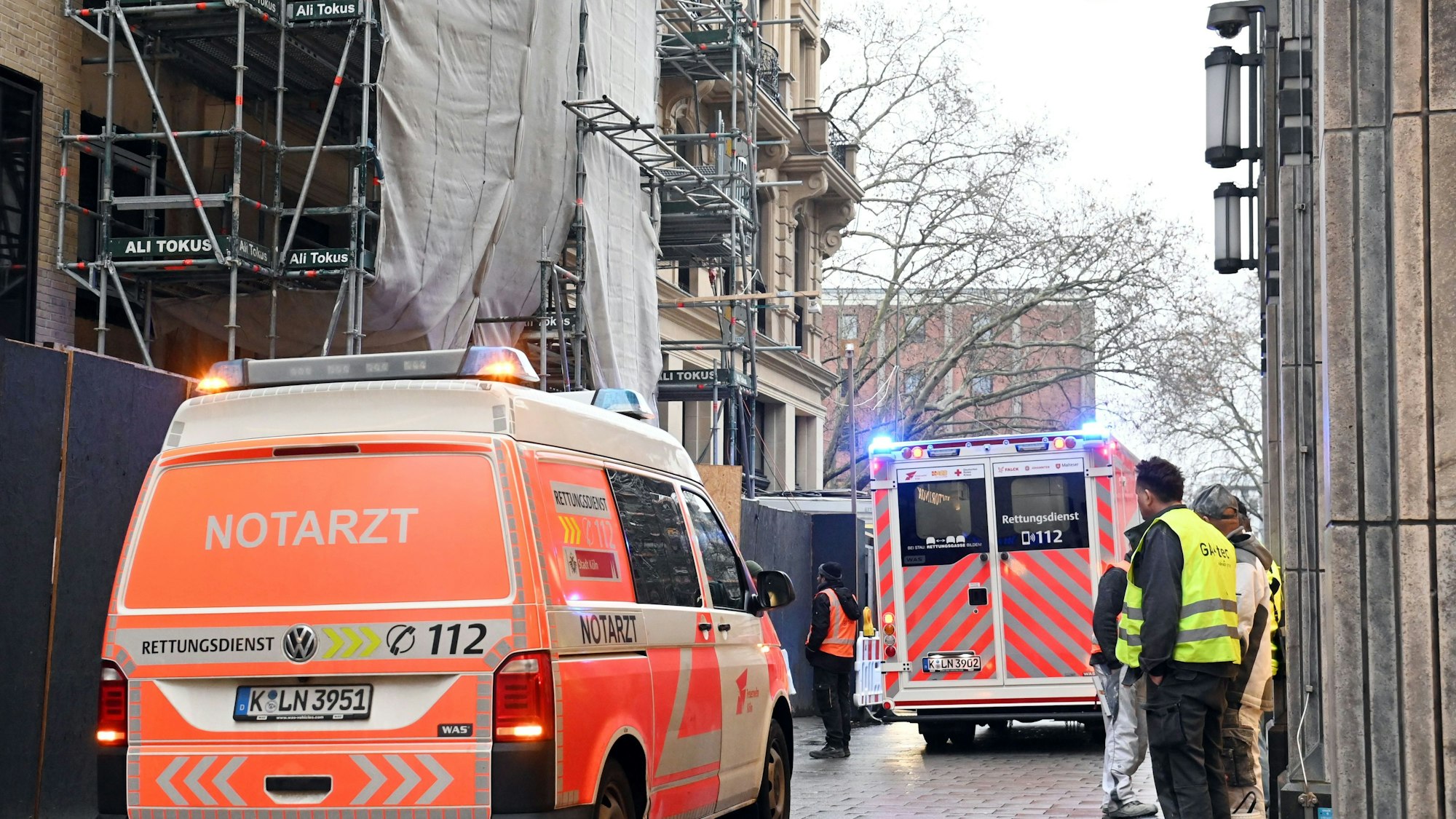 14.01.2026 Köln. Einsatz von Feuerwehr, Polizei und Rettungswagen auf der Baustelle Dom Hotel. Foto: Alexander Schwaiger