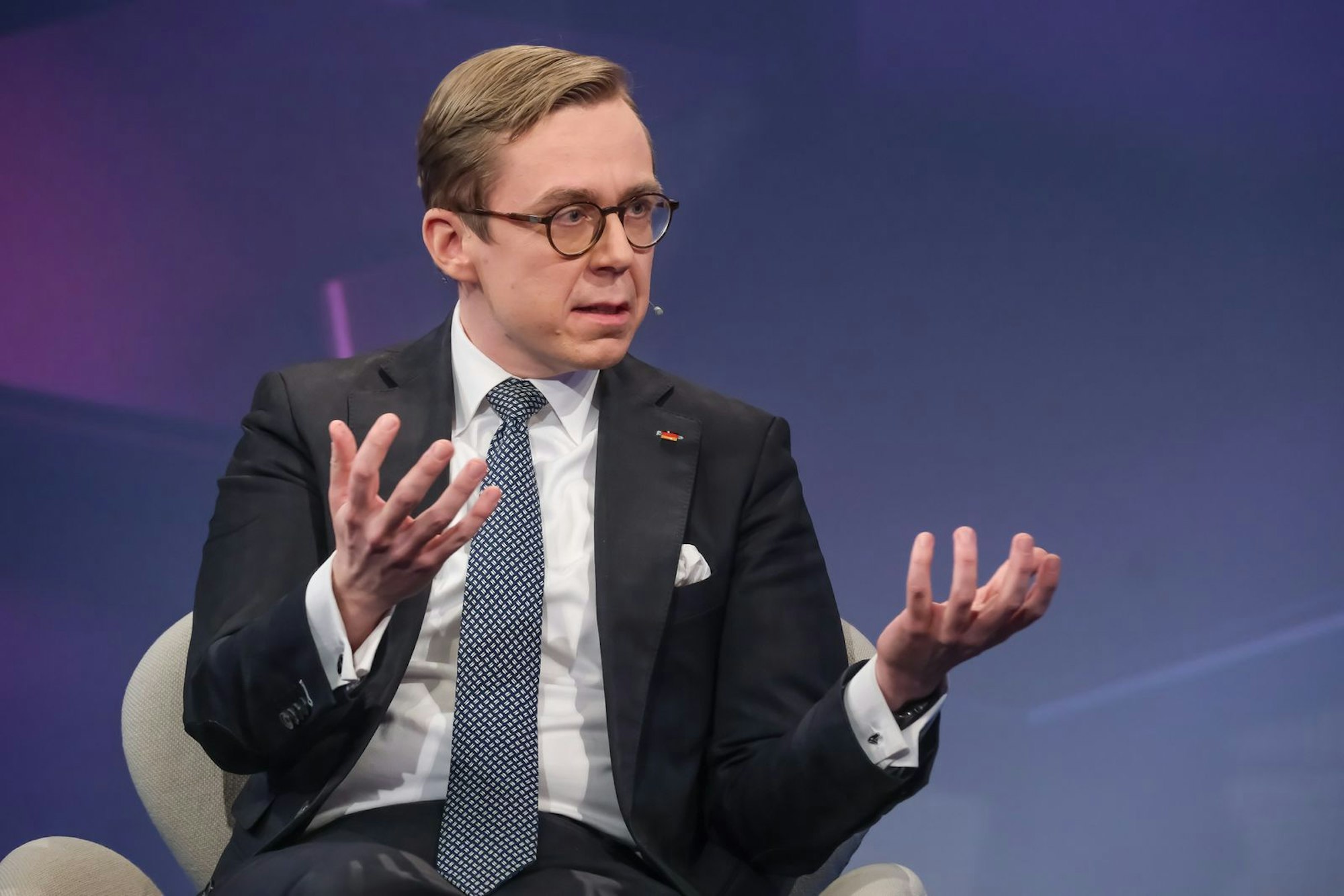 „Lifestyle-Teilzeit“? Philipp Amthor hält es für wichtiger „darüber zu reden, wie wir Pflege, Betreuungsstruktur sowie die Vereinbarkeit von Familie und Beruf stärken“. (Bild: WDR / Oliver Ziebe)