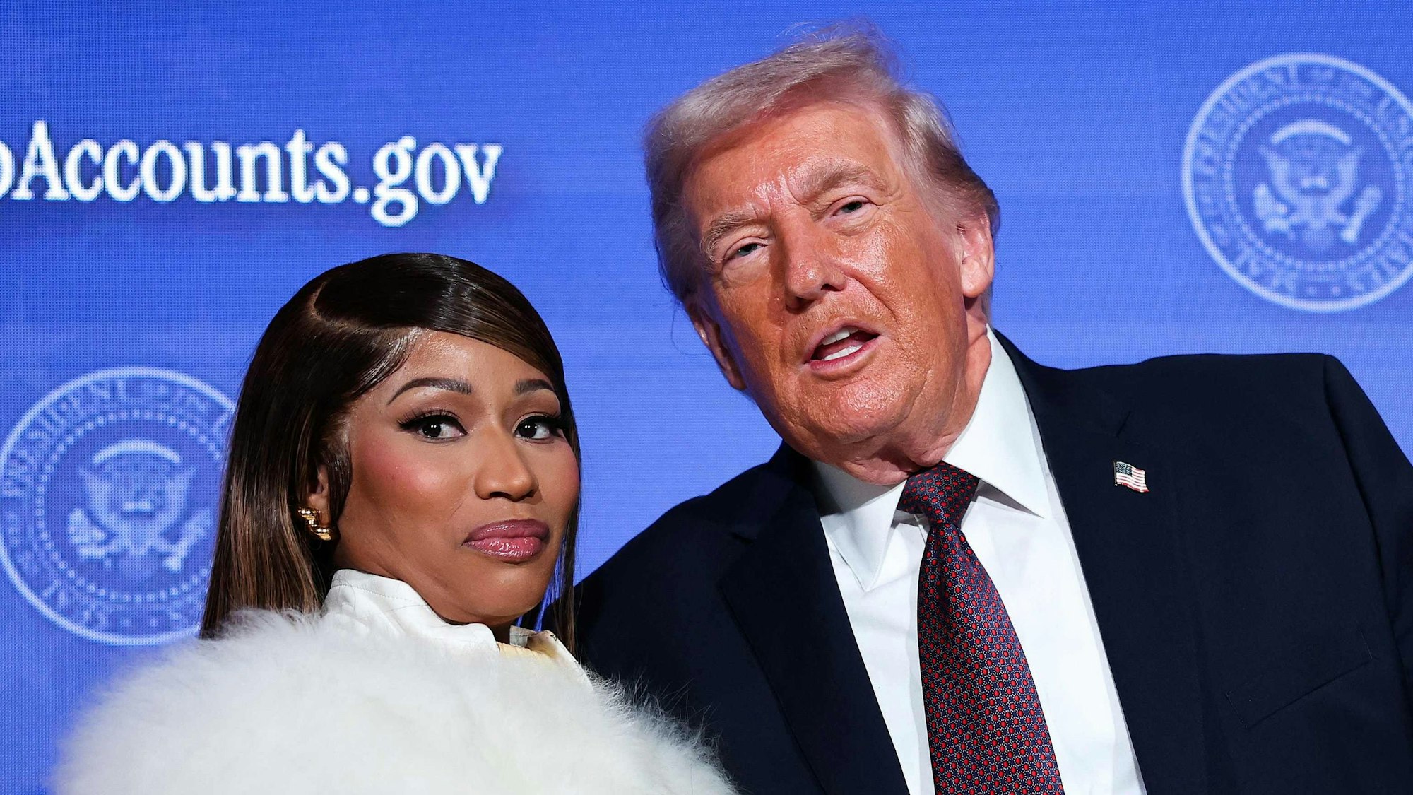 US-Präsident Donald Trump begrüßt Nicki Minaj während der Veranstaltung „Trump Accounts“ im Andrew W. Mellon Auditorium.