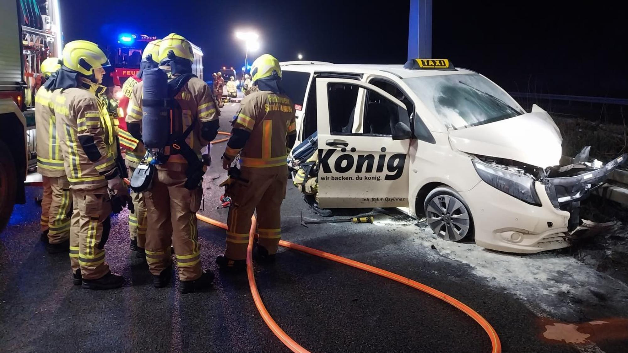 Auch ein Taxi war unter den Unfallfahrzeugen. Der Fahrer wurde schwer verletzt. Im Motorraum begann es zu brennen.