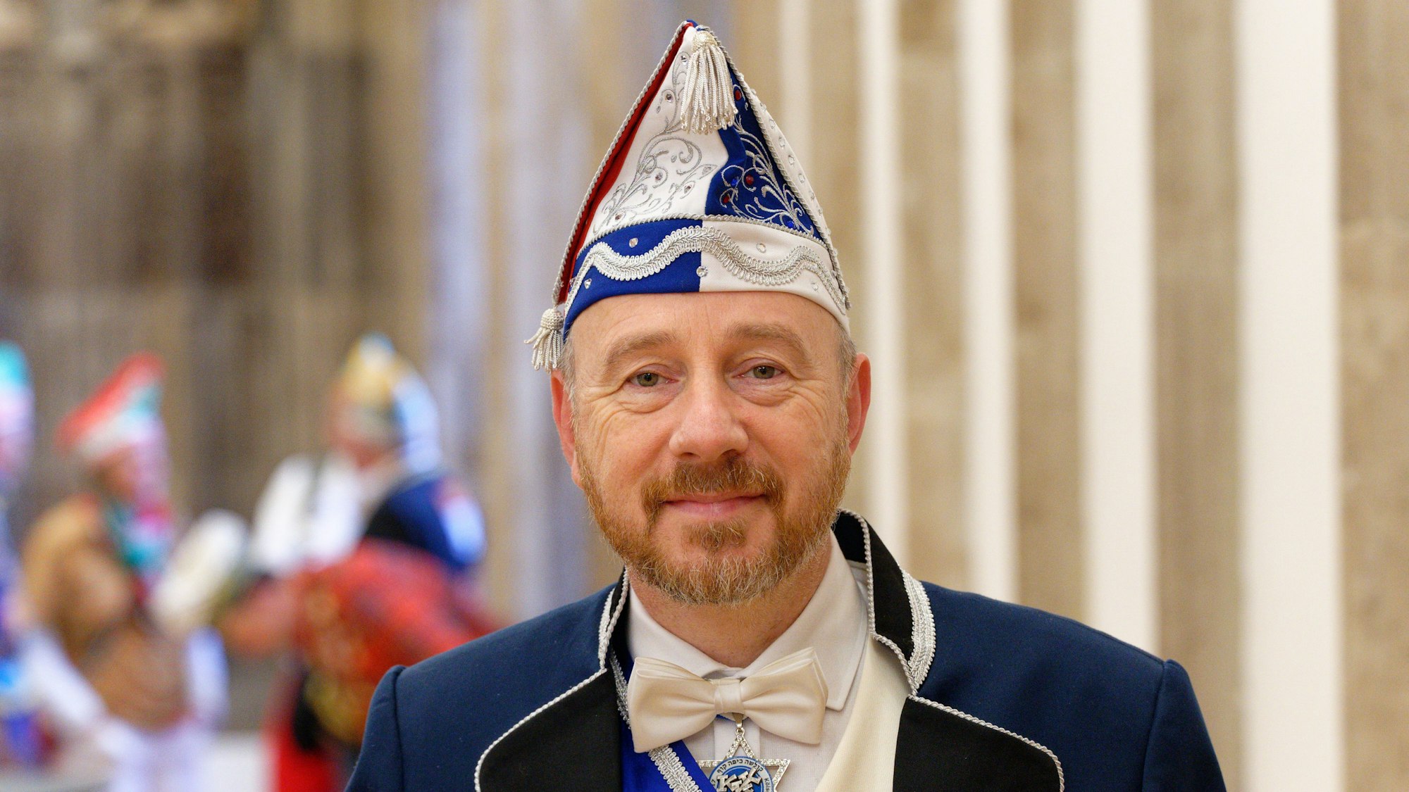 Aaron Knappstein vor einer Veranstaltung zum Auftakt der Karnevalssession im Hansesaal des Kölner Rathauses.