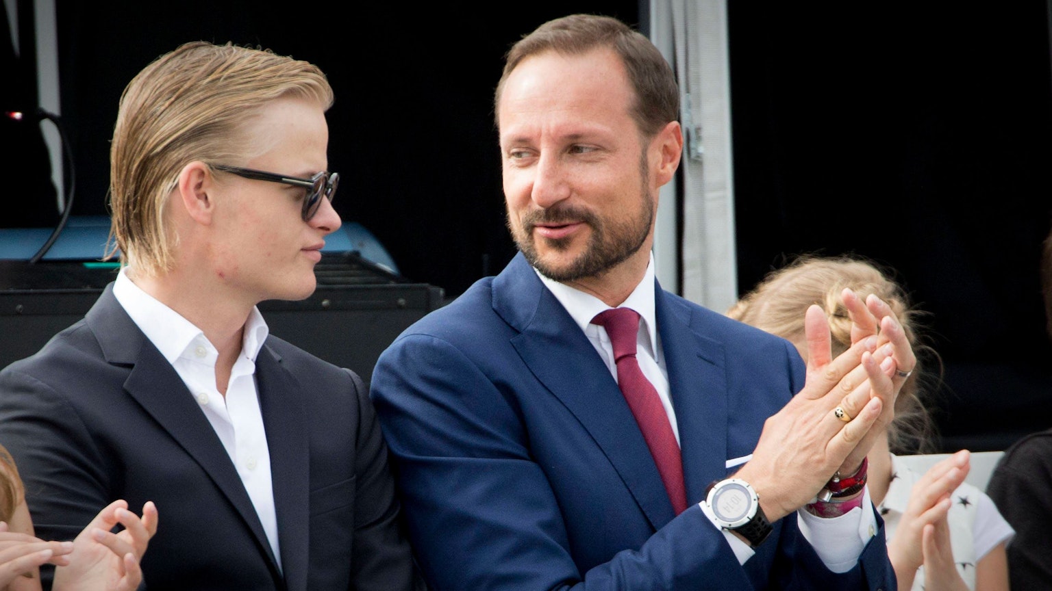 Marius Borg Høiby und Prinz Haakon klatschen
