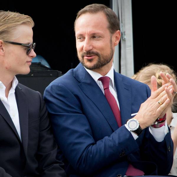 Marius Borg Høiby und Prinz Haakon klatschen