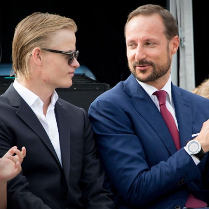 Marius Borg Høiby und Prinz Haakon klatschen