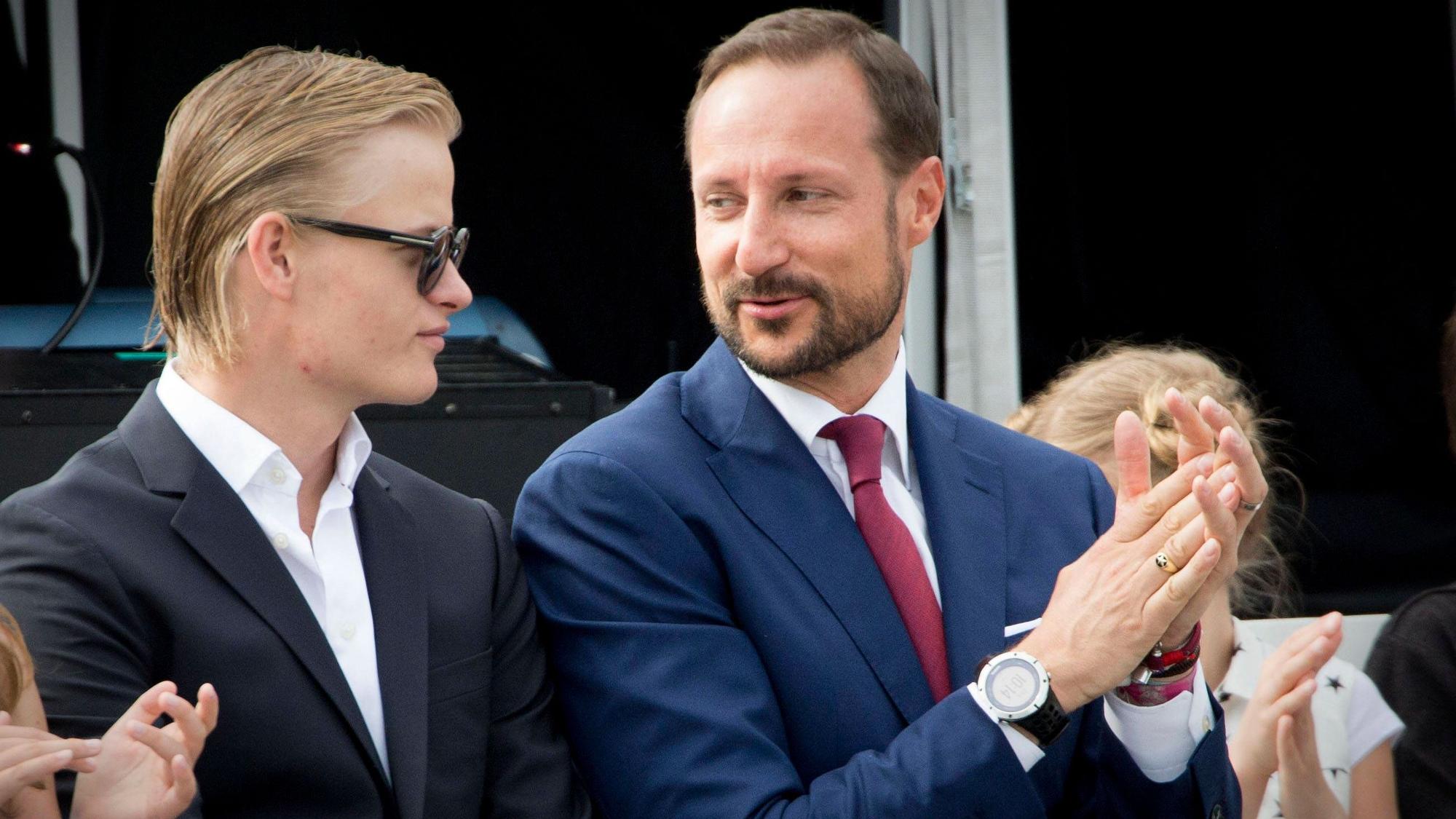 Marius Borg Høiby und Prinz Haakon klatschen