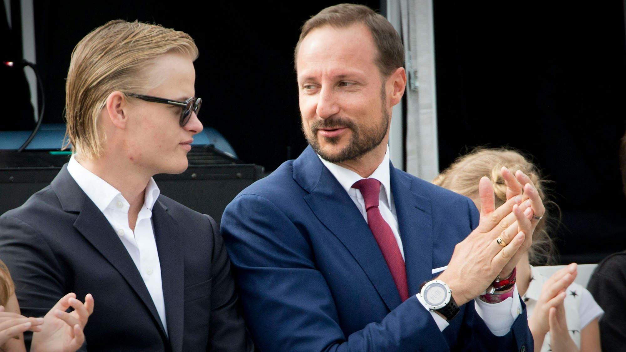 Marius Borg Høiby und Prinz Haakon klatschen