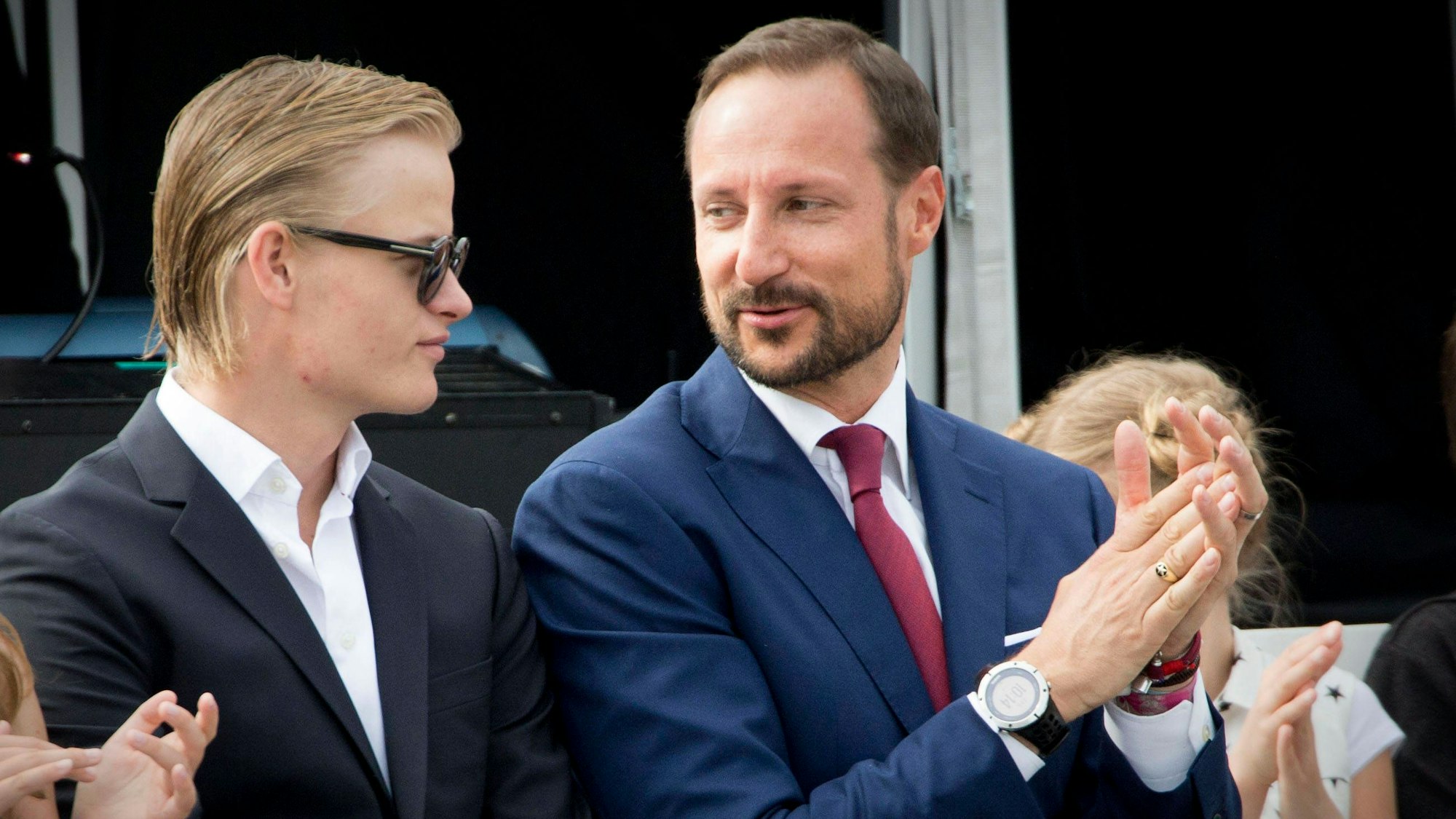 Marius Borg Høiby und Prinz Haakon klatschen.