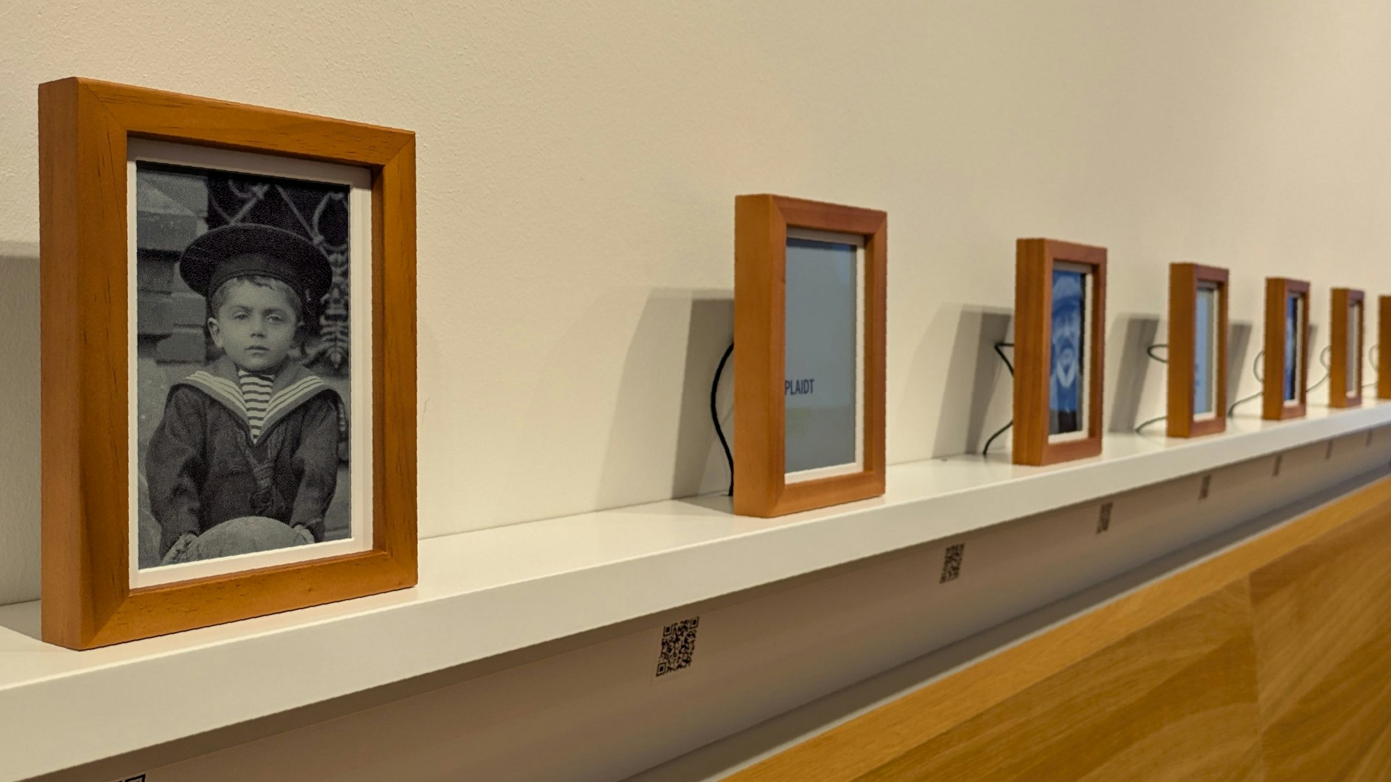 Im Raum der Stille von Vogelsang IP sind zahlreiche Bilderrahmen aufgereiht.