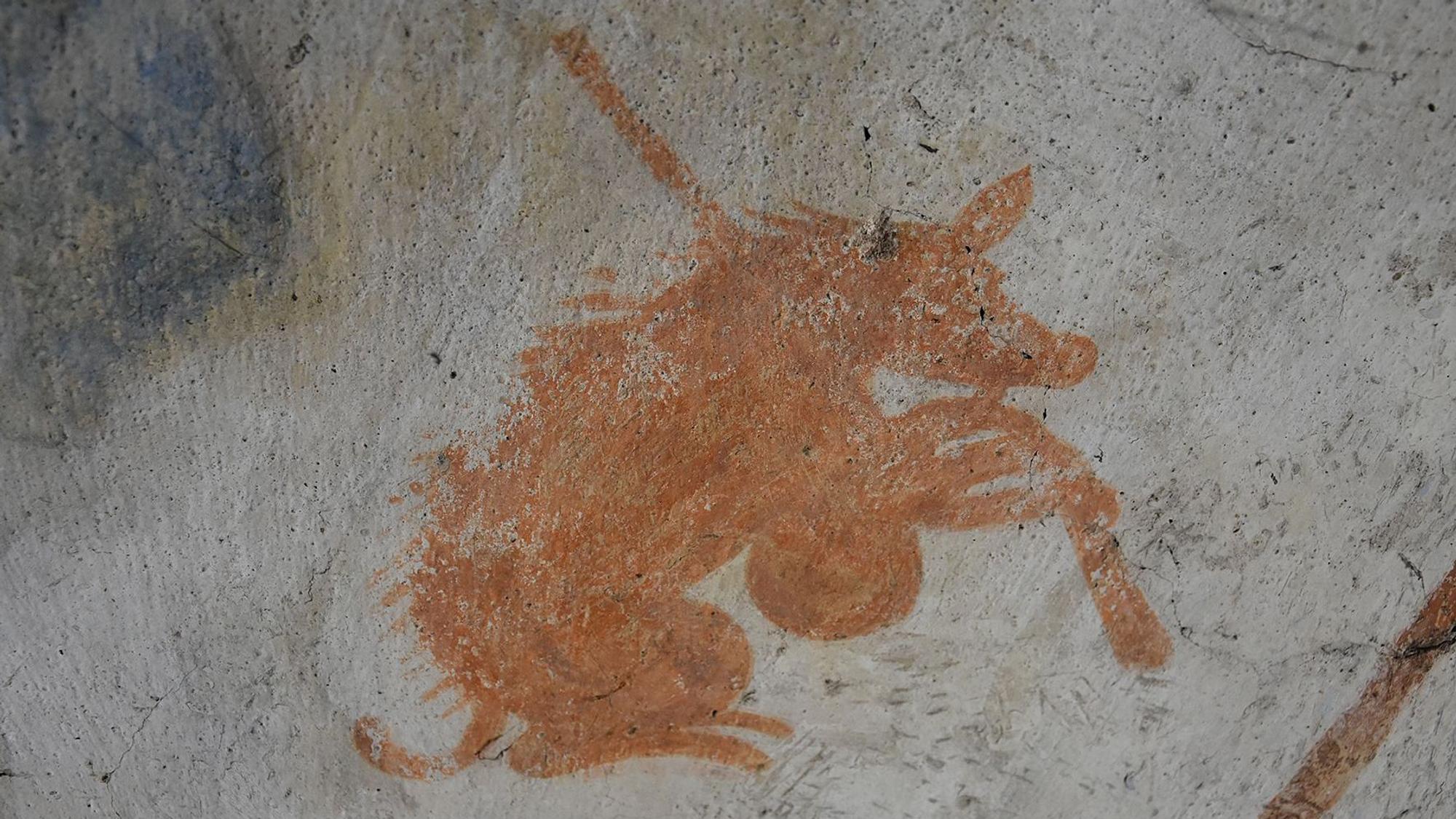 Das Foto zeigt ein Deckengemälde in der Kirche in Marienberghausen, das ein Schwein mit Dudelsack zeigt.
