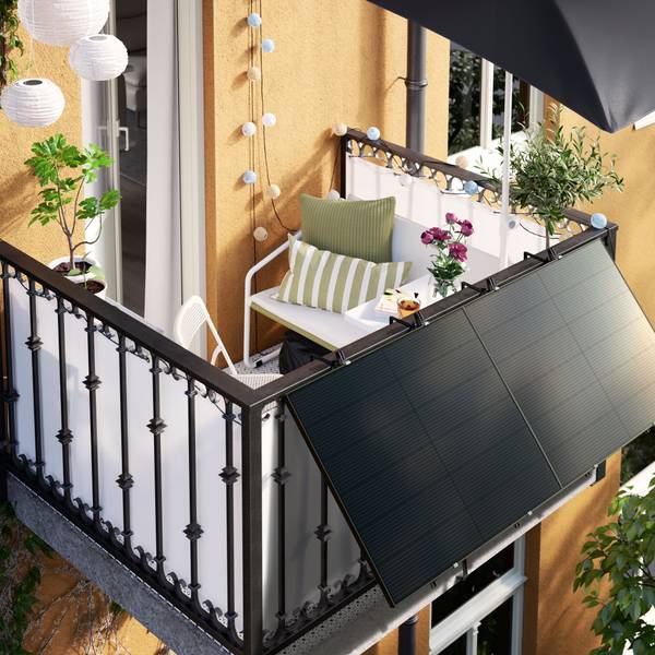 Solarpanelle hängen an einer Balkonbrüstung.