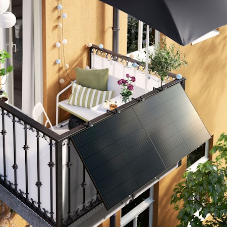 Solarpanelle hängen an einer Balkonbrüstung.