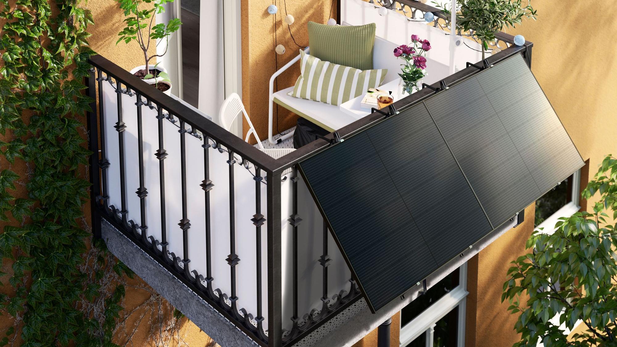 Solarpanelle hängen an einer Balkonbrüstung.