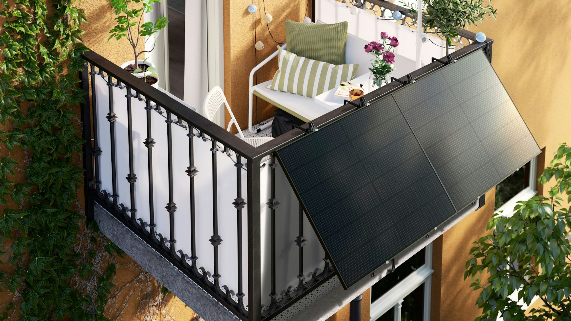 Solarpanelle hängen an einer Balkonbrüstung.