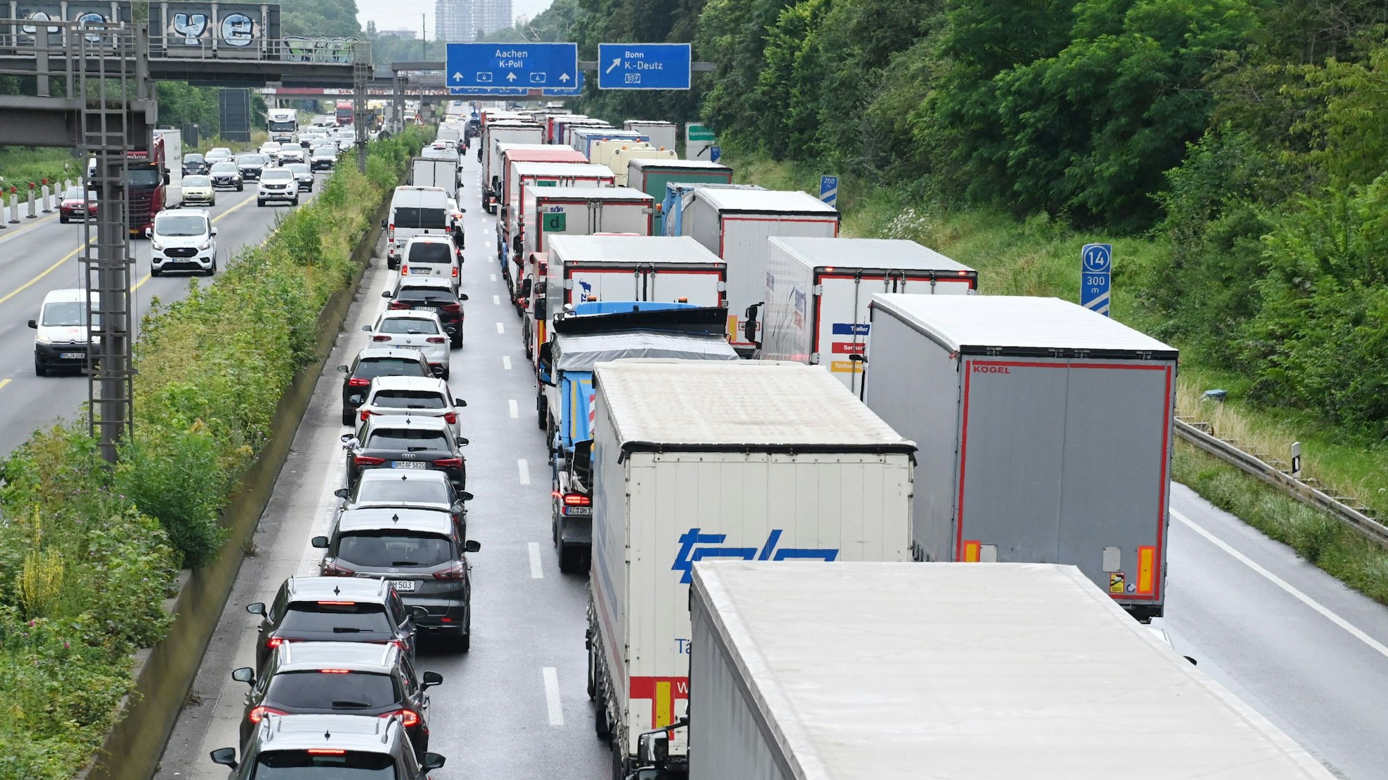 Pkw und Lkw stauen sich auf einer Autobahn.