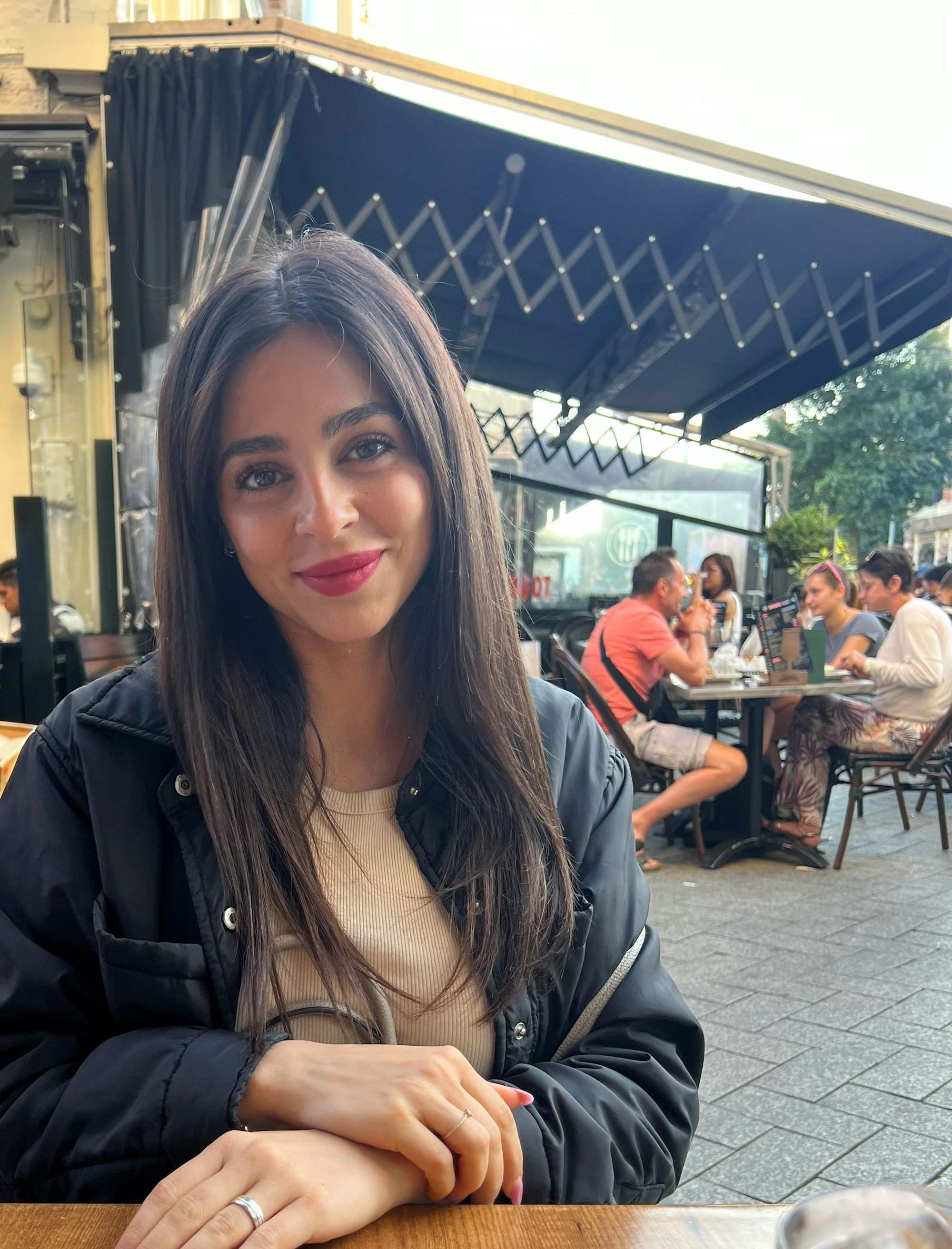 Eine junge Frau guckt in die Kamera.