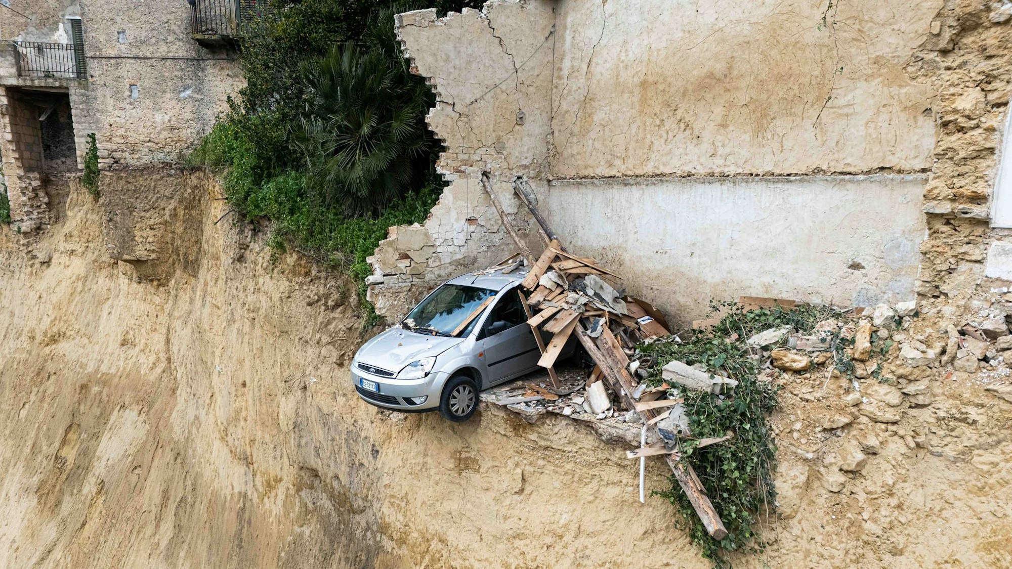 Mehrere Häuser in Niscemi stehen am Abgrund.