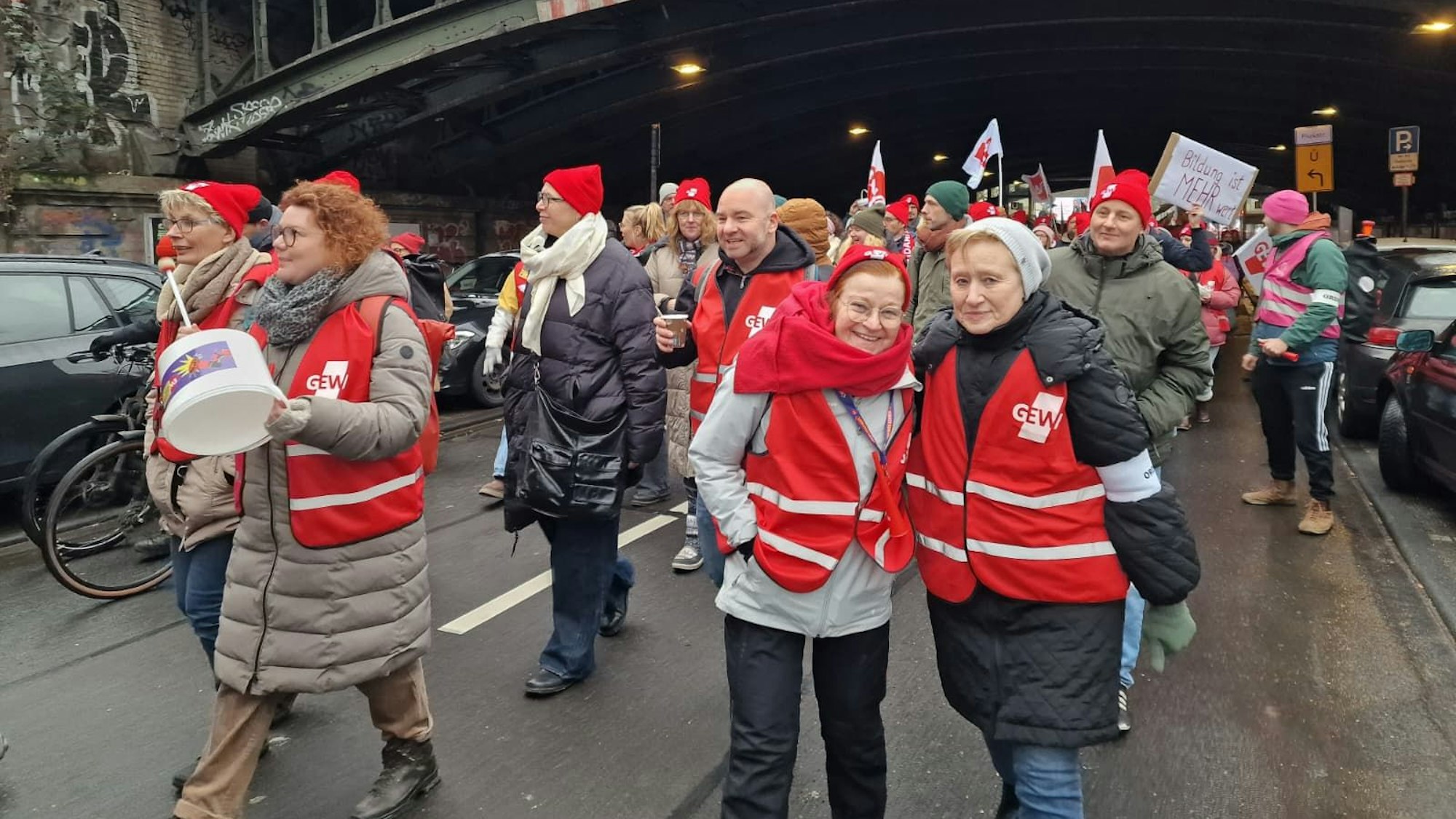 Die Kölner Gymnasiallehrerin Gudrun Skeide-Panek (rechts) nimmt am Demozug zum Streiktag Bildung teil.