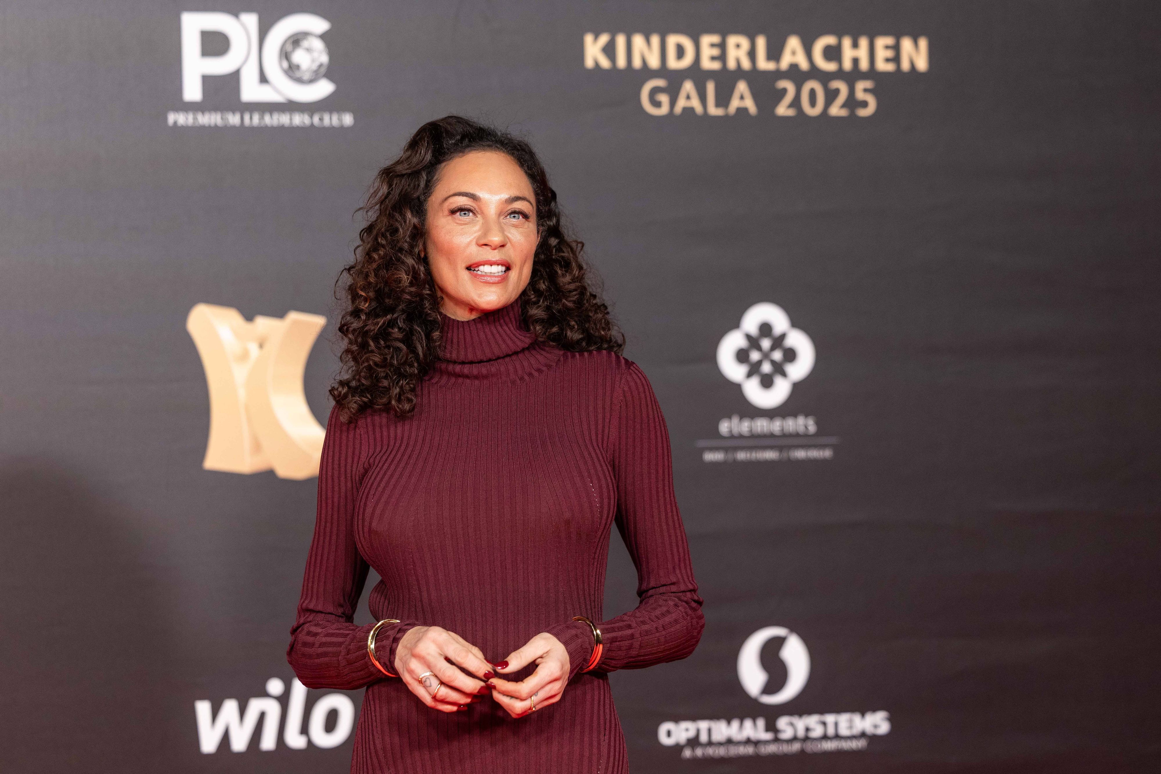 Lilly Becker in rotem Pullover.