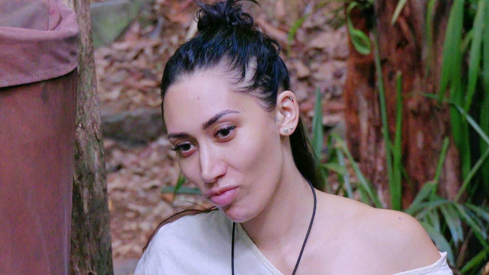 Samira ist ob der kryptischen Andeutungen von Simone und Mirja genervt. (Bild: RTL)