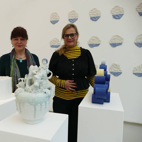 Gundula Gaspary und Ines Rother (re.) freuen sich auf den Beginn der Ausstellung.