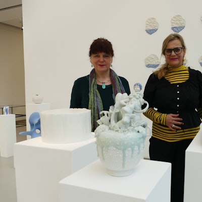 Gundula Gaspary und Ines Rother (re.) freuen sich auf den Beginn der Ausstellung.
