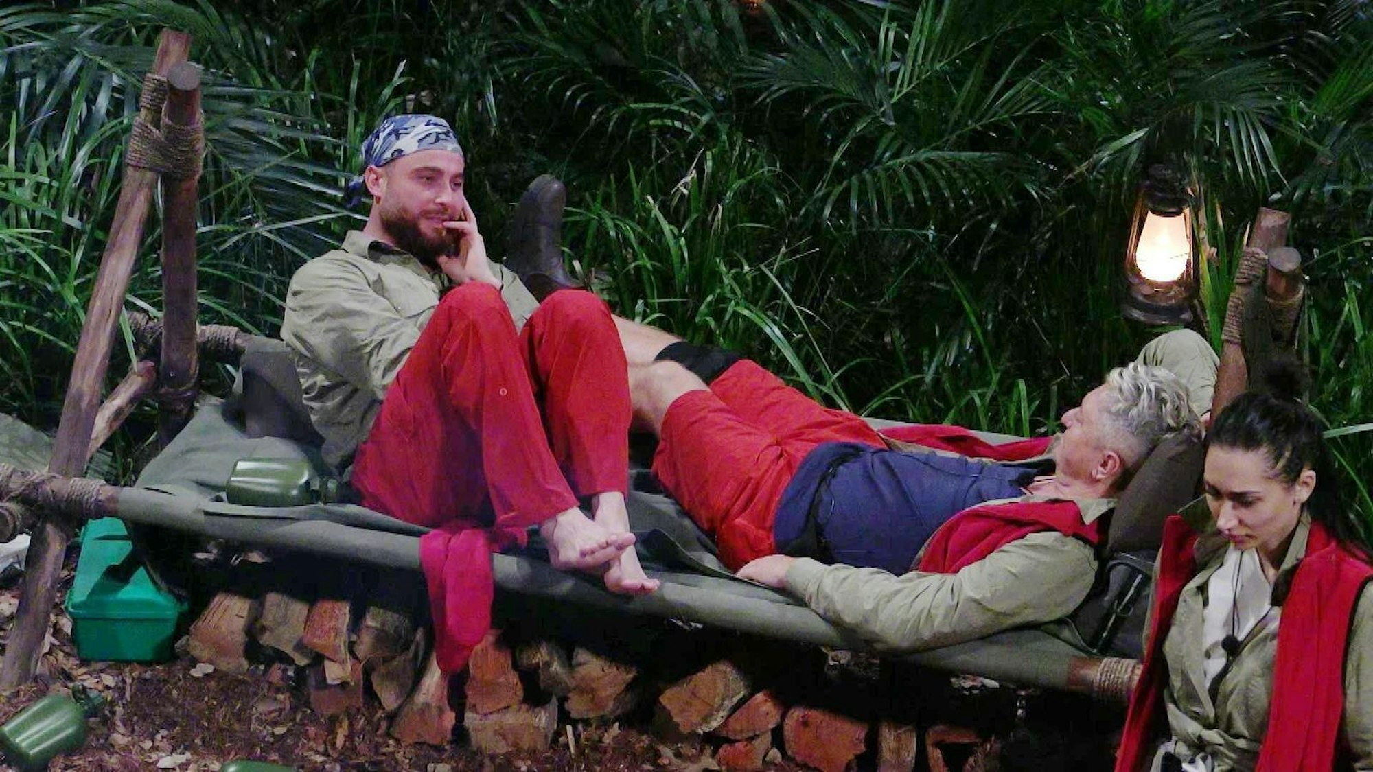 Hubert (M.) erzählt Schwänke aus seinem Leben. (Bild: RTL)