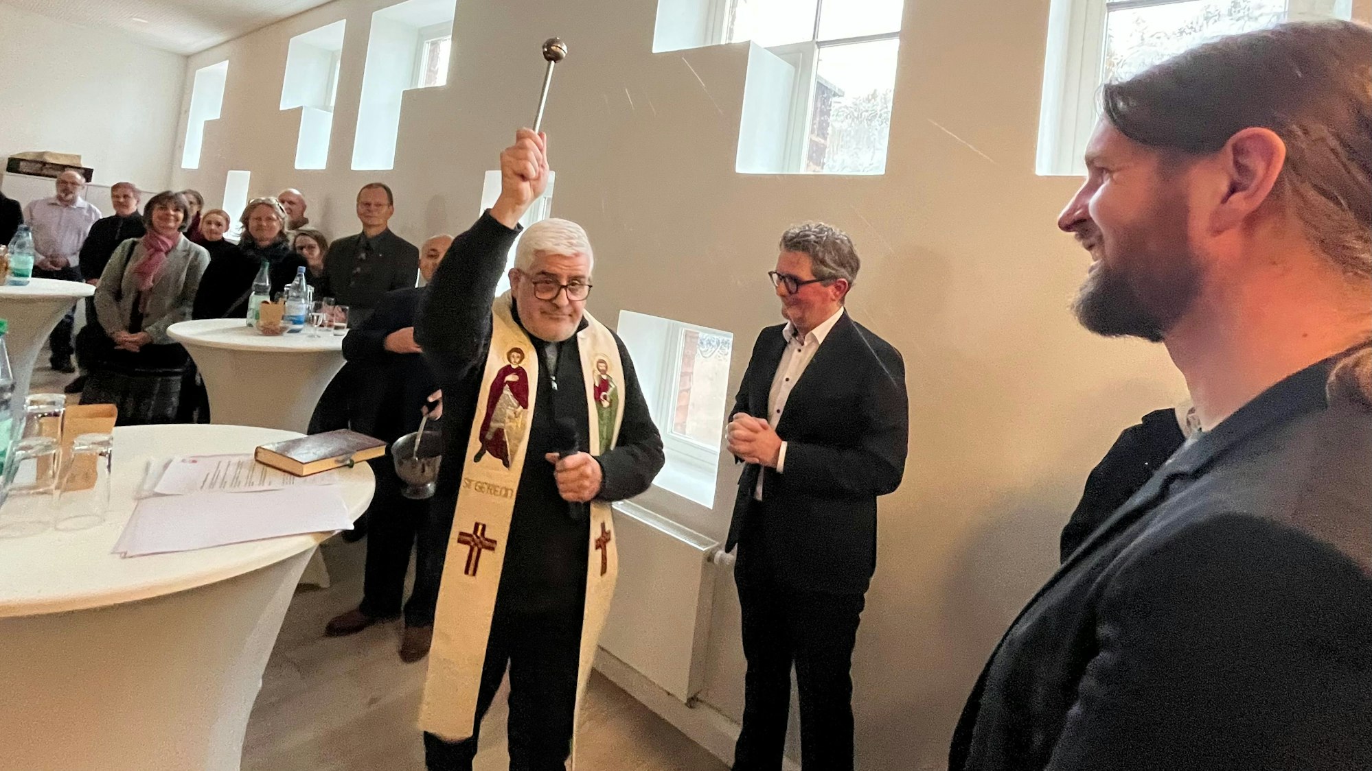 Stadtdechant Heinz-Peter Teller segnet die Räume ein, rechts Einrichtungsleiter Laurent Teubl.