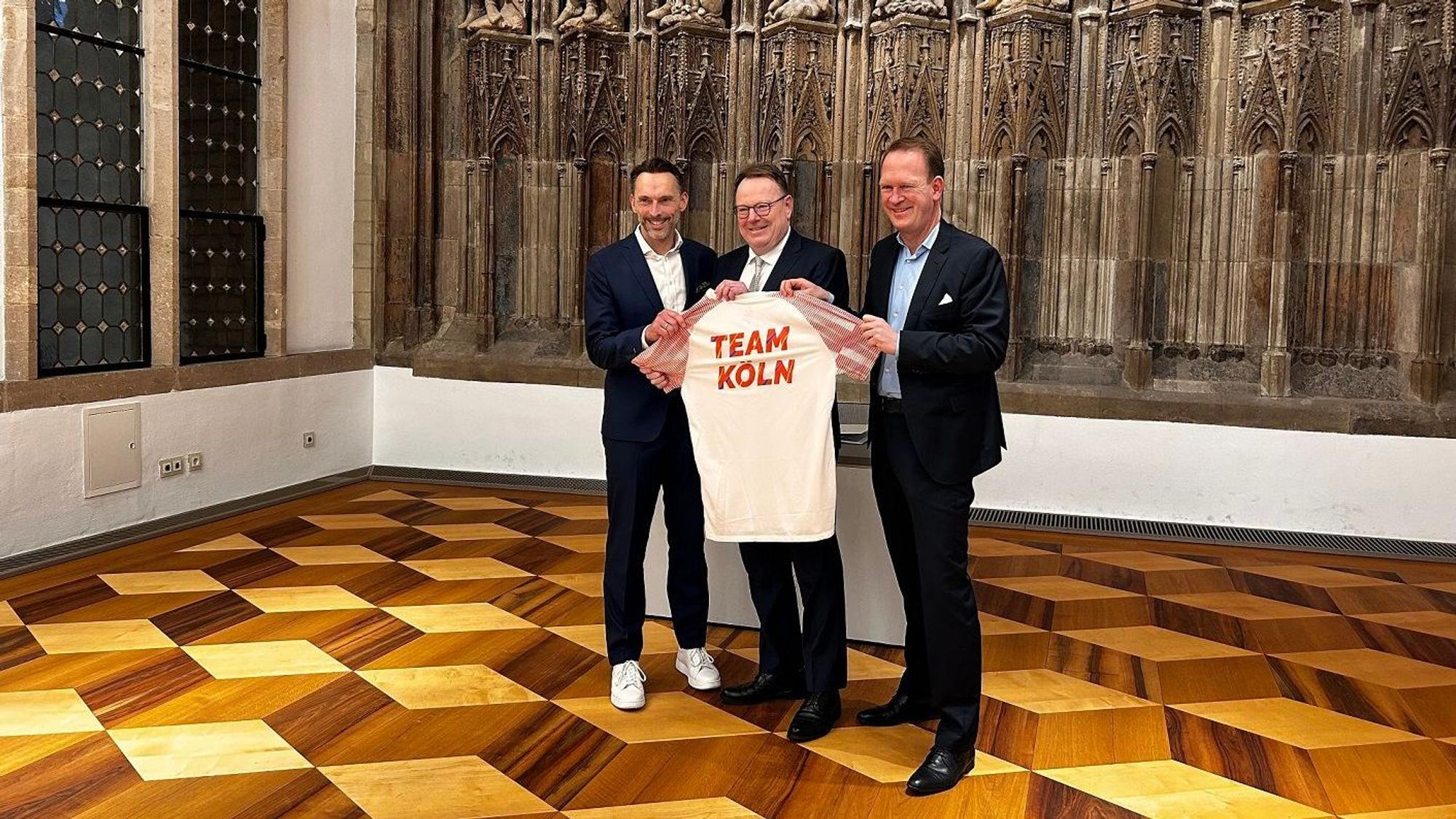 Manfred Janssen, Geschäftsführer der Köln-Business Wirtschaftsförderung, Kölns Oberbürgermeister Torsten Burmester und Stefan Löcher, Geschäftsführer der Lanxess-Arena (von links)
