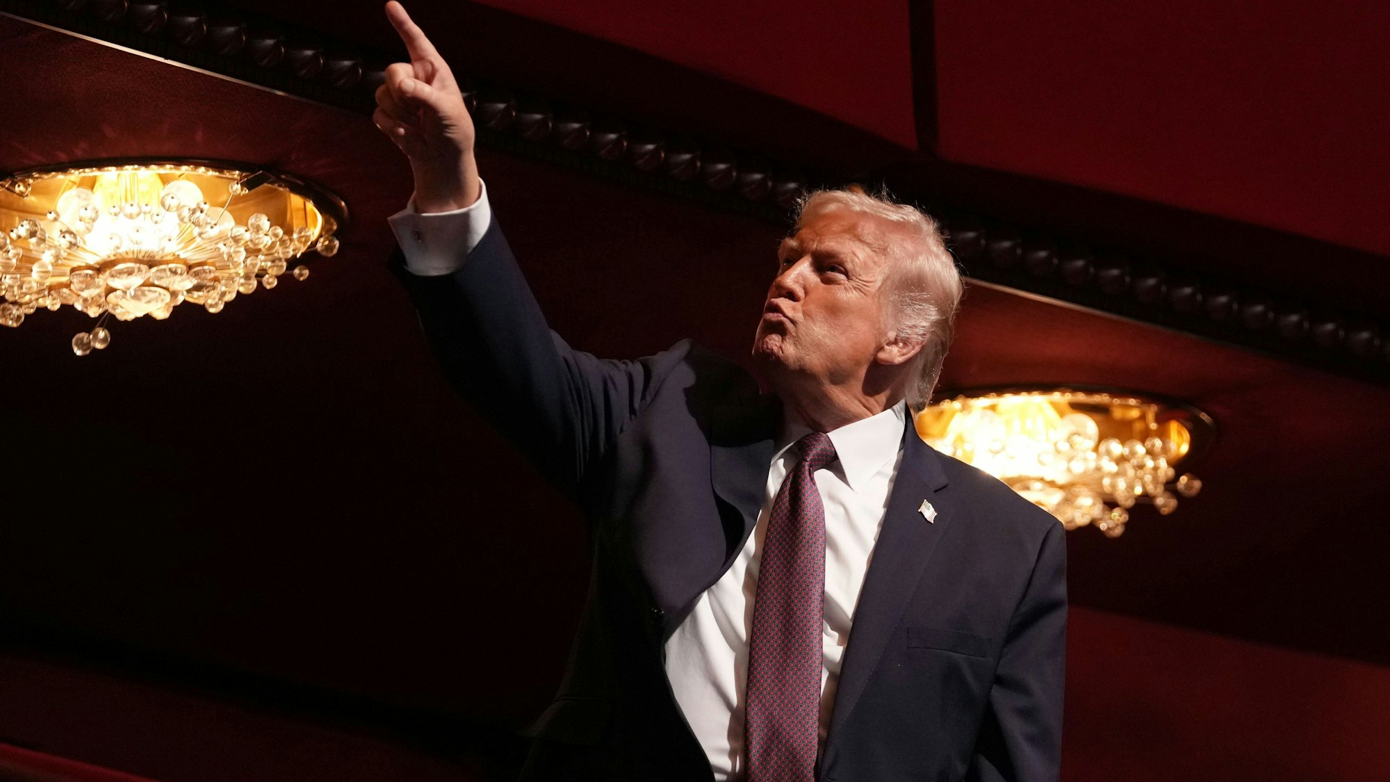 US-Präsident Donald Trump gestikuliert vor der Premiere des Films „Melania“ von First Lady Melania Trump im John F. Kennedy Memorial Center For The Performing Arts.