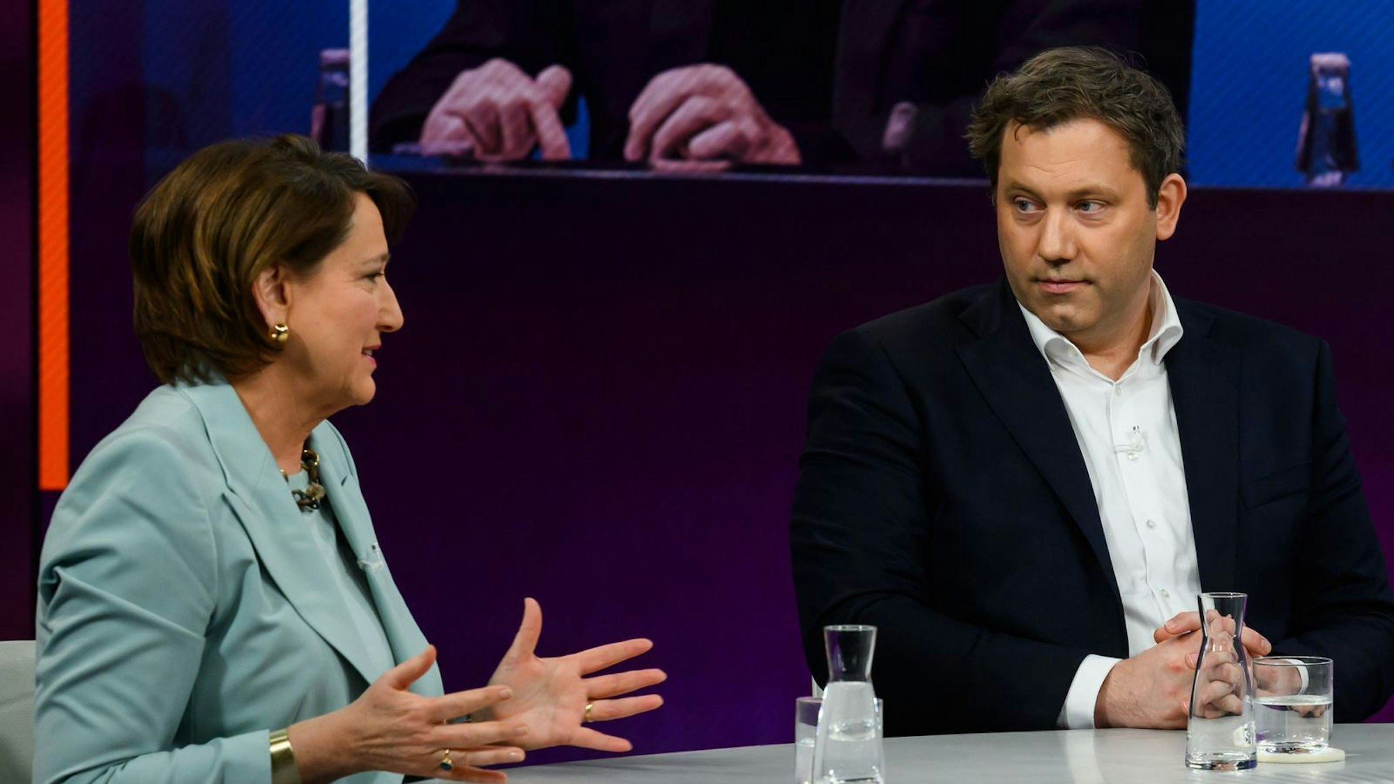 VDA-Präsidentin Hildegard Müller und Lars Klingbeil waren sich bei „Maybrit Illner“ nur selten einig. (Bild: ZDF / Jule Roehr)