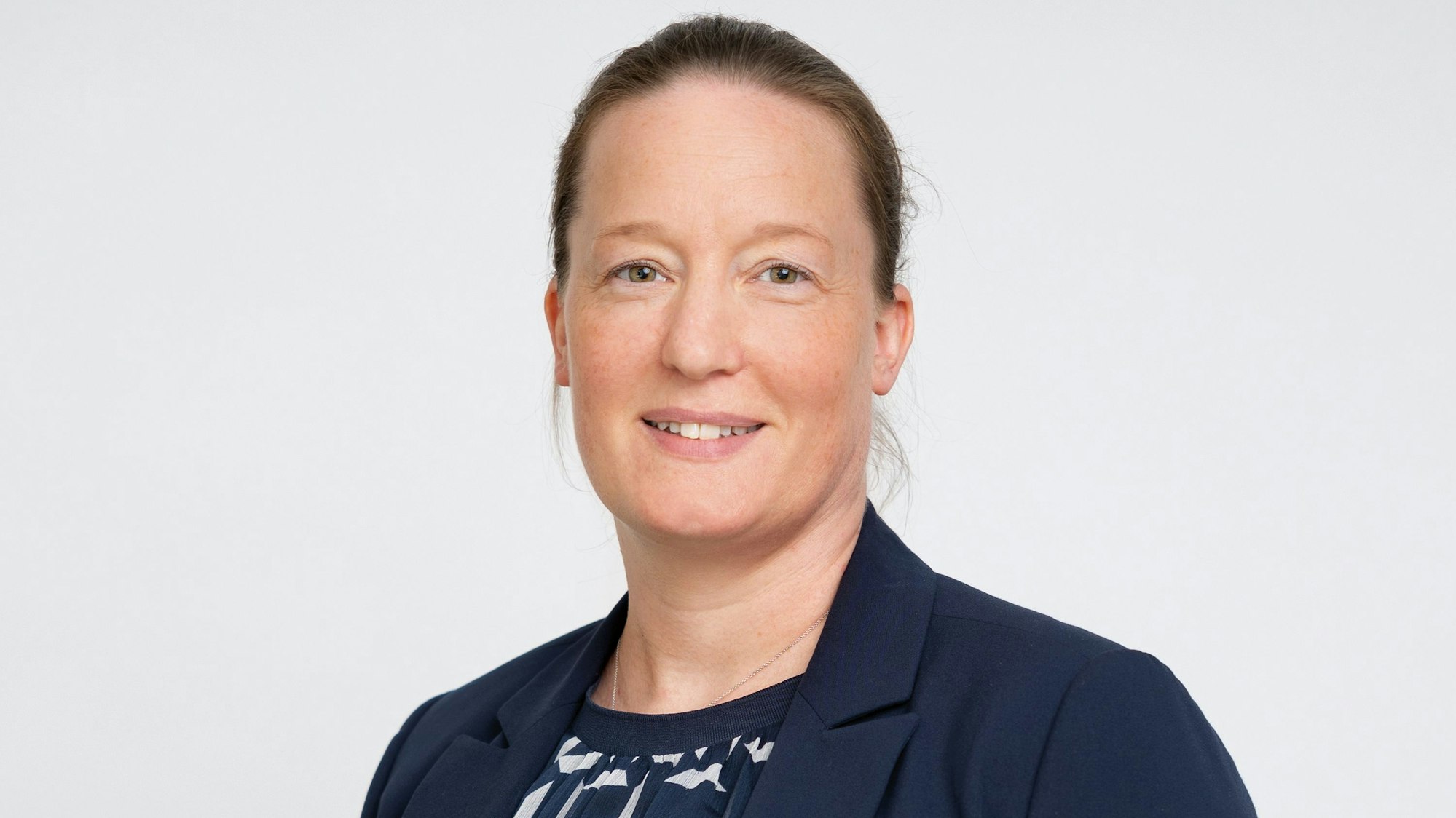 Das Bild zeigt das Portrait einer Frau, Prof. Dr. Marlies Kroetsch.