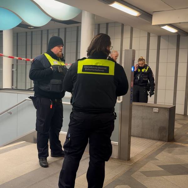 30.01.2026, Hamburg: Einsatzkräfte der Polizei arbeiten am U-Bahnhof Wandsbek Markt. Nachdem in Hamburg zwei Menschen von einer einfahrenden U-Bahn überrollt worden und gestorben sind, ermittelt die Mordkommission. Es bestehe der Verdacht eines Tötungsdeliktes, sagte ein Sprecher der Polizei. Foto: Fabian Höfig/NEWS5/dpa +++ dpa-Bildfunk +++