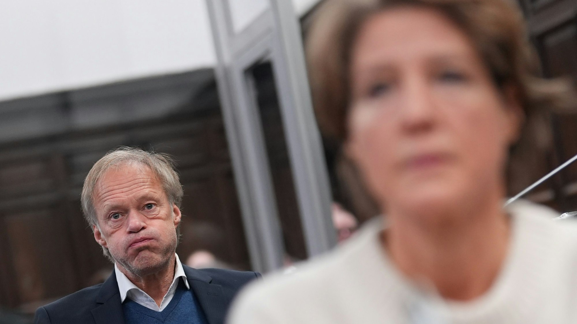 Gerhard Delling schnauft durch.