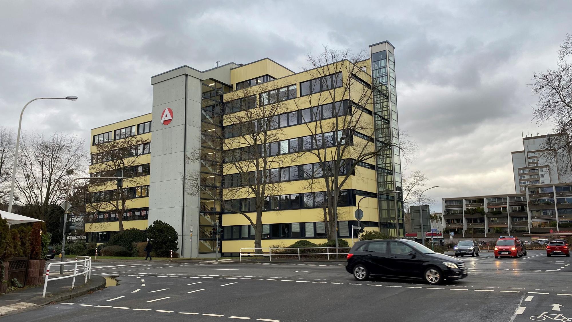 Zu sehen ist das Gebäude der Agentur für Arbeit in Brühl.