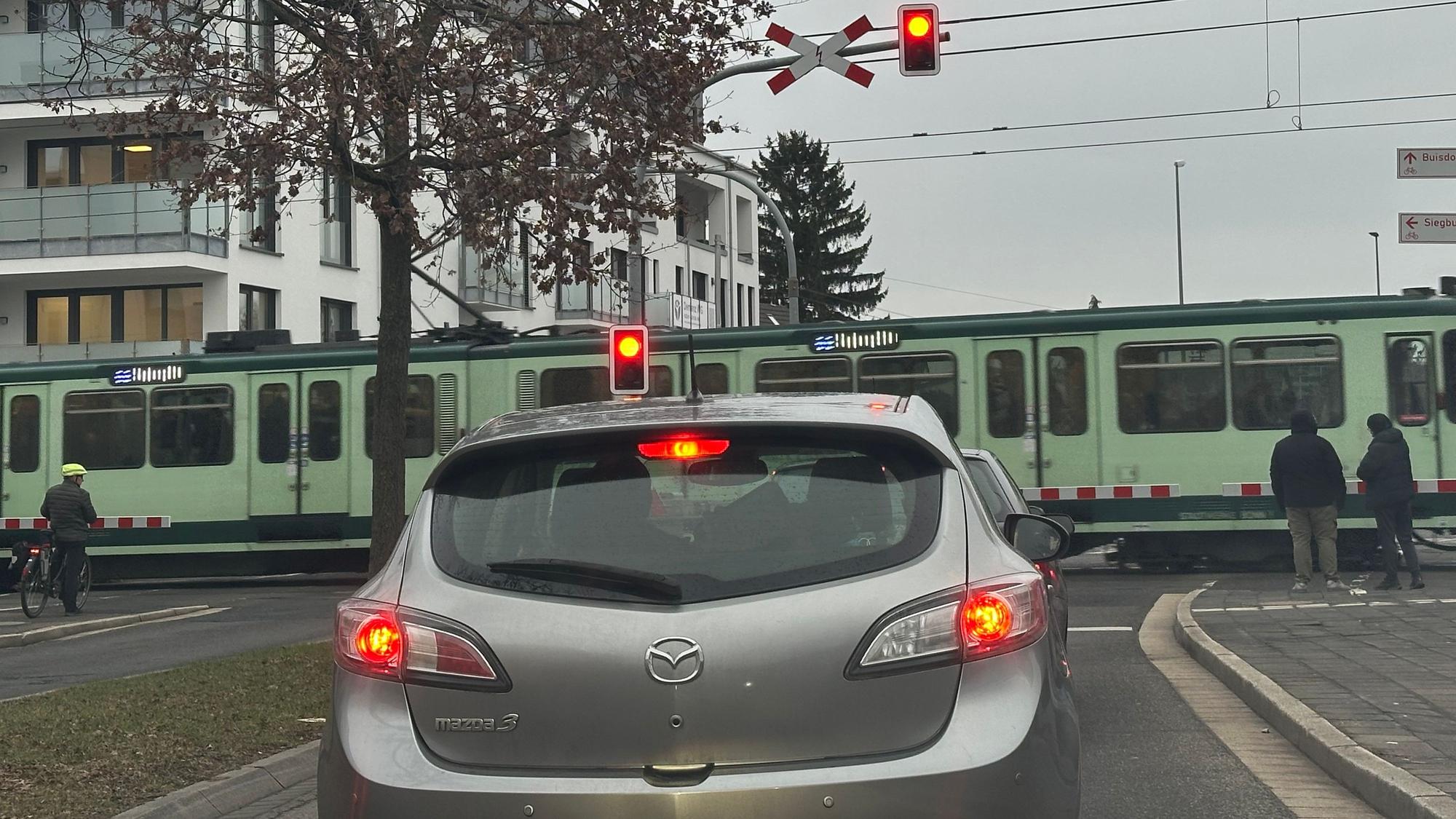 An der Südstraße in Sankt Augustin staut es sich, wenn die Schranken geschlossen sind.