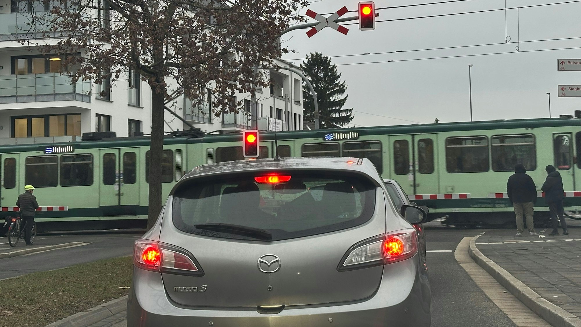 An der Südstraße in Sankt Augustin staut es sich, wenn die Schranken geschlossen sind.