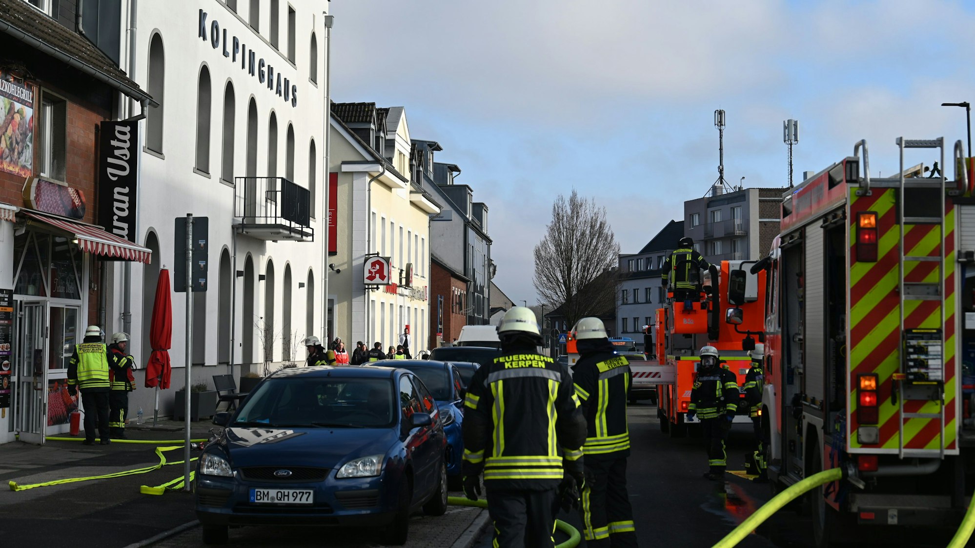 Die Feuerwehr Kerpen löschte am Freitagvormittag einen Brand an der Kölner Straße.