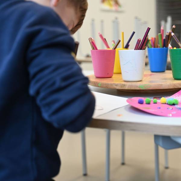 Kinder basteln gemeinsam in einer Kindertagesstätte. Immer mehr Gewalttaten werden in NRW-Kitas gemeldet.