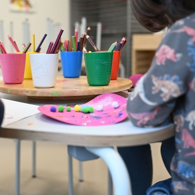 Kinder basteln gemeinsam in einer Kindertagesstätte. Immer mehr Gewalttaten werden in NRW-Kitas gemeldet.