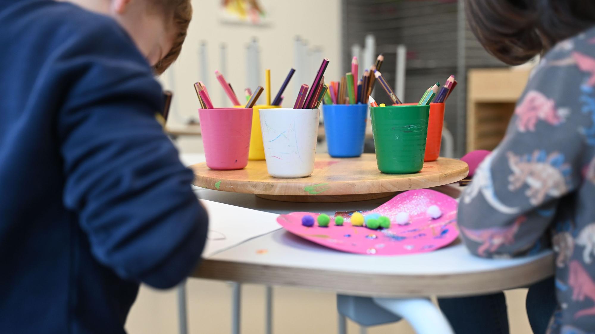 Kinder basteln gemeinsam in einer Kindertagesstätte. Immer mehr Gewalttaten werden in NRW-Kitas gemeldet.