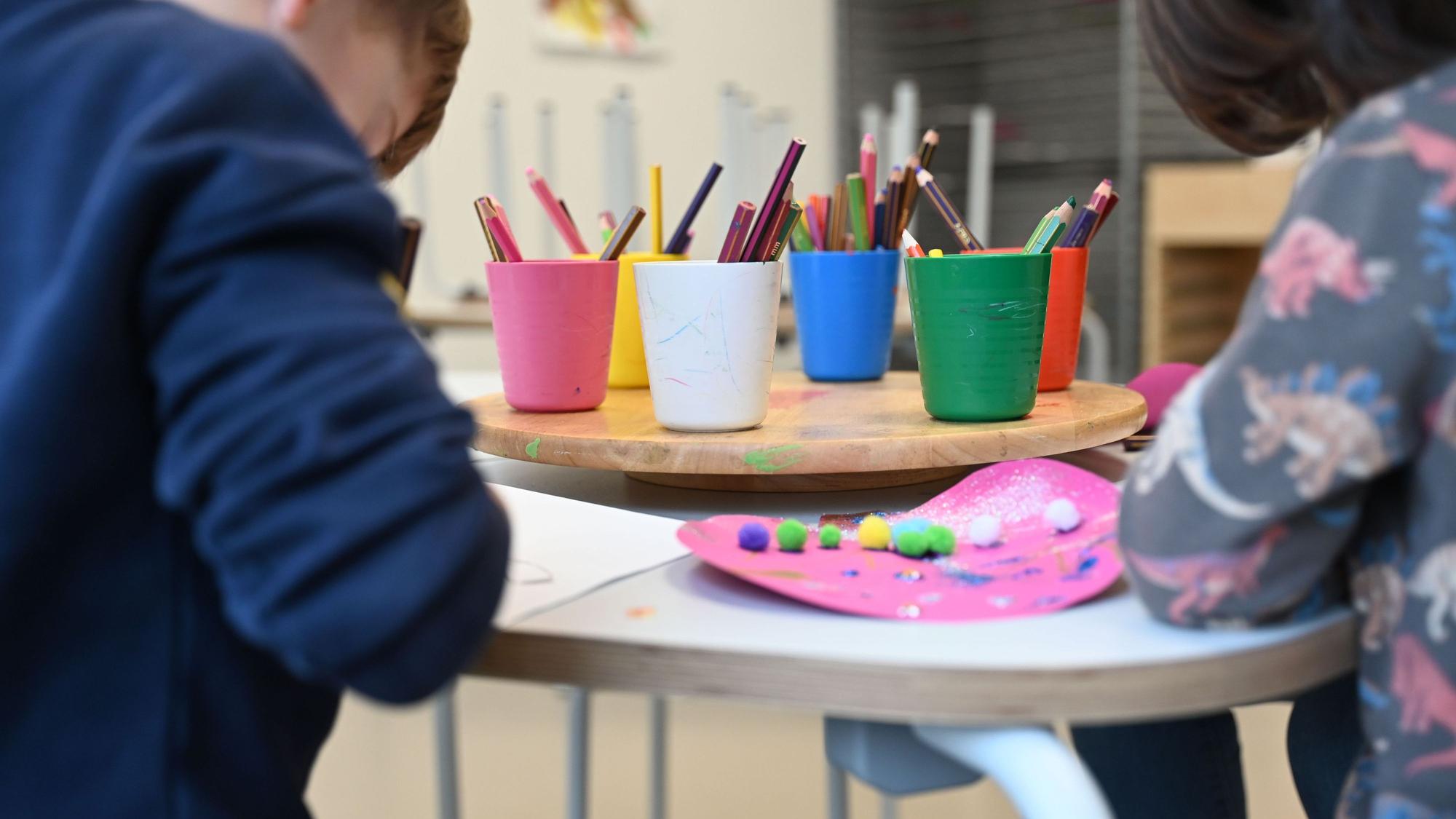 Kinder basteln gemeinsam in einer Kindertagesstätte (Symbolfoto).