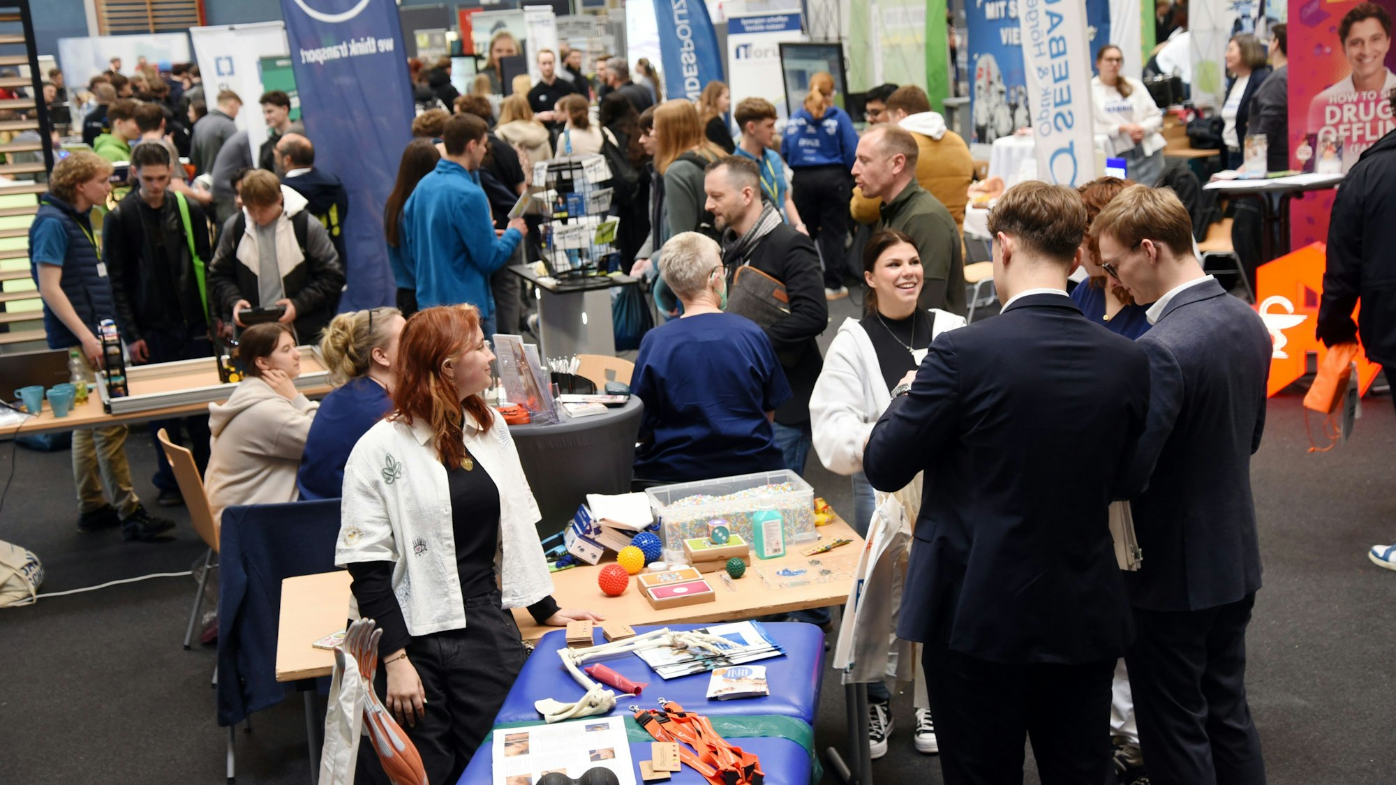 Groß war der Andrang an den Ständen bei der Ausbilungsmesse in Waldbröl, die alle weiterführenden Schulen der Marktstadt gemeinsam organisiert hatten.