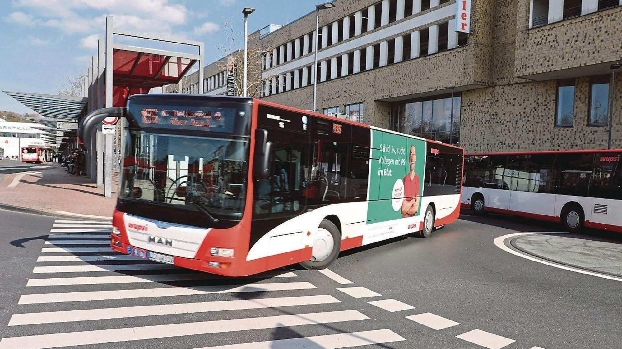 Ein Wupsi-Bus fährt auf den Gladbacher Busbahnhof am S-Bahnhof.