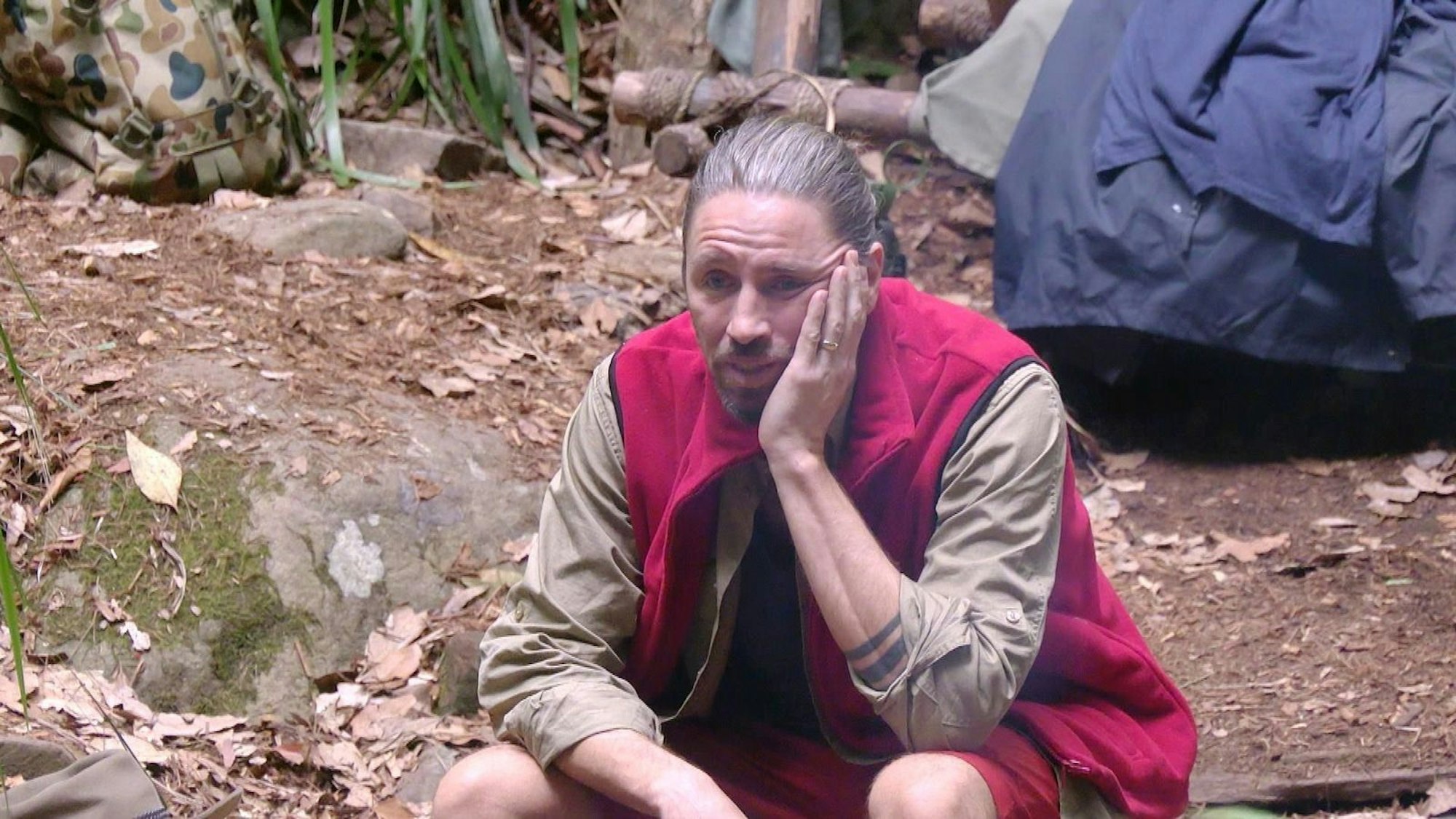 Es bleibt dabei: Gil weicht den Fragen seiner Mitcamperinnen und Mitcamper aus. (Bild: RTL)