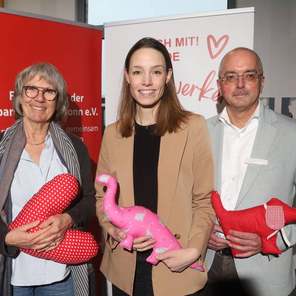 Das Bild zeigt Heike Dueren, Andreas Zindt, Theresa Fuchs und Gero Wiesenhöfer, allesamt vom Förderverein der Sparkasse Köln/Bonn.