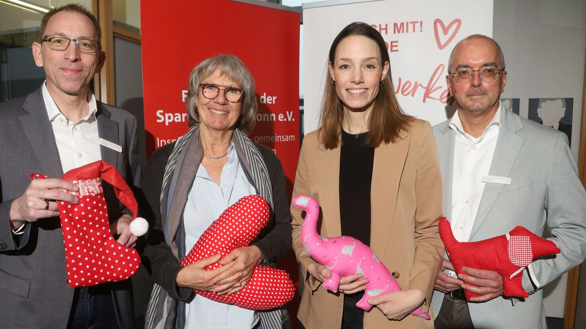 Das Bild zeigt Heike Dueren, Andreas Zindt, Theresa Fuchs und Gero Wiesenhöfer, allesamt vom Förderverein der Sparkasse Köln/Bonn.