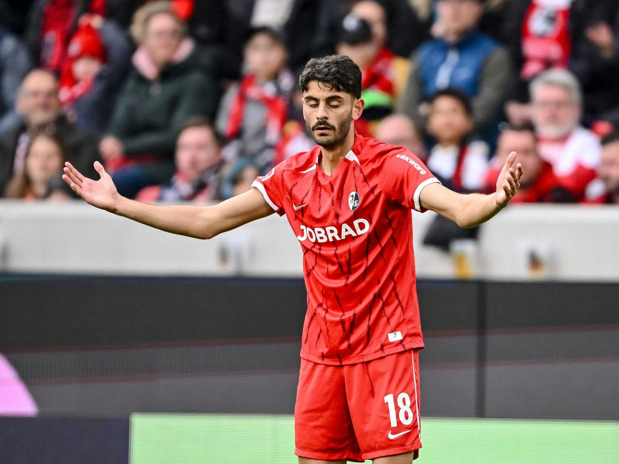 Freiburgs Eren Sami Dinkci reagiert nach dem Spiel unzufrieden und breitet die Arme aus.