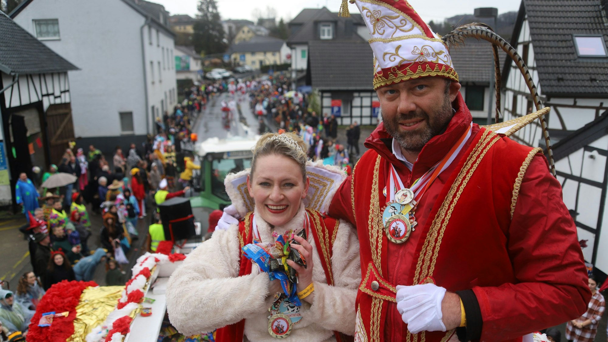 Prinz Sebastian II. (r.) stand vor drei Jahren noch selbst oben auf dem Prinzenwagen im Bröler Zug, hier mit seiner Prinzessin Natalja I.