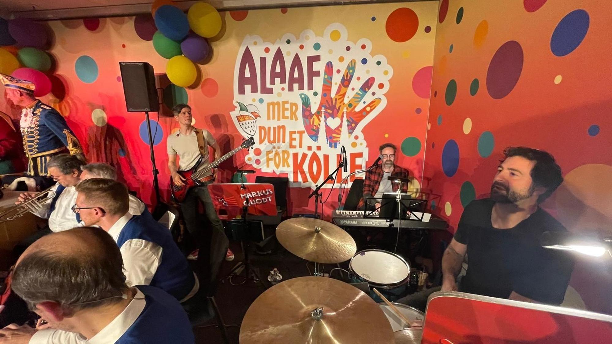 Die Kasalla-Musiker an den Instrumenten der Kapelle.